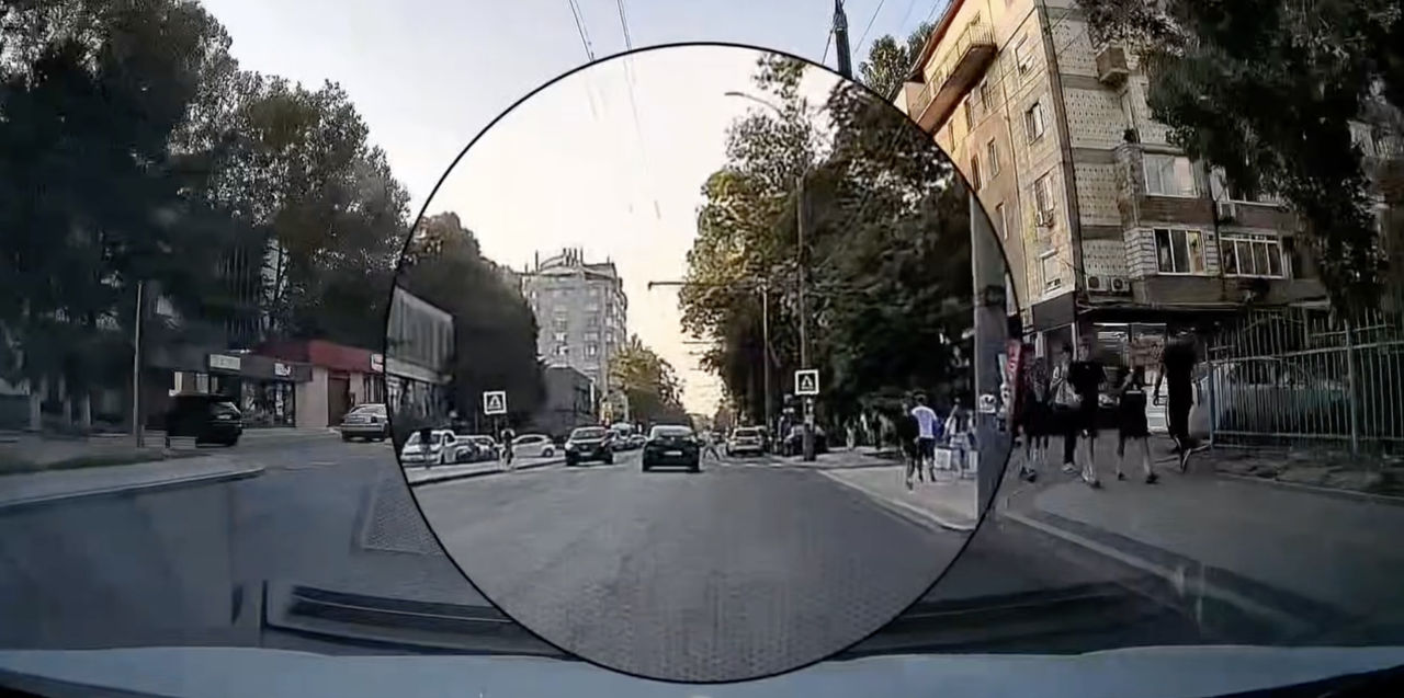 В Кишиневе водитель едва не сбил женщину на пешеходном переходе.