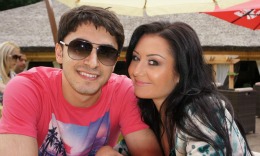  Prietenii, dar şi colegii de scenă scris mesaje de „La mulţi ani”, iar naşa de cununie, Ecaterina Focşa, i-a urat să aibă parte de cât mai multe surprize plăcute