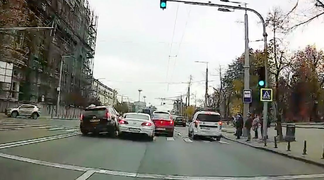 Внезапная смена полосы движения привела к повреждению четырех авто.