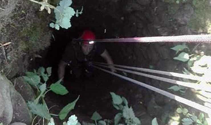 Женщине 37 лет понадобилась помощь пожарных после того, как она упала в пятиметровую яму.
