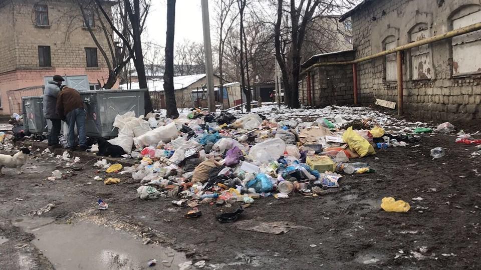 Locuitorii din Trușeni stau cu gunoiul la poartă. Motivul