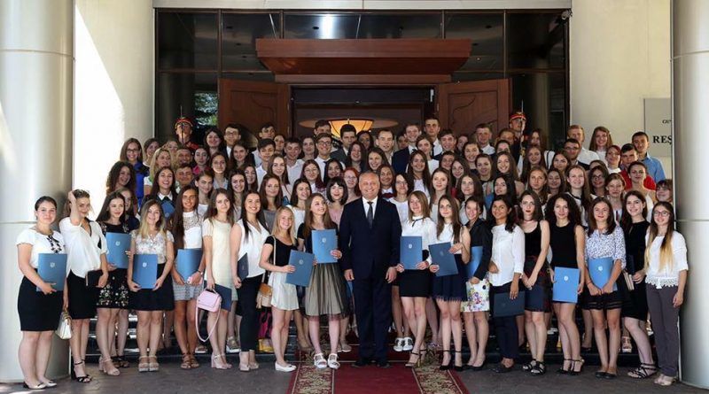 Încă un absolvent refuză diploma lui Dodon. 