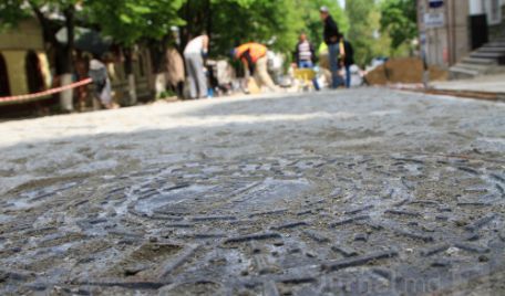 Примэрия Кишинева решила установить бетонные блоки на пересечении пешеходной улицы с улицей Александру чел Бун.