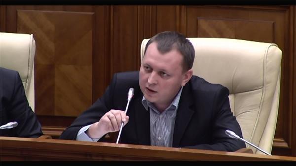 Корман, коллега по партии Владимира Плахотнюка, не прокомментировал обвинения и отклонил предложение Петренко.  Фото: omg.md