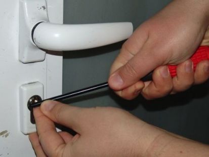 Ulterior el şi-a anunţat complicele, eliberat din locurile de detenţie în luna august 2012, şi au decis să pătrundă în locuinţă. 