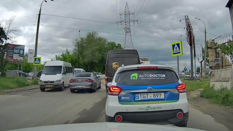 В Кишиневе водитель объехал пробку по встречной полосе.