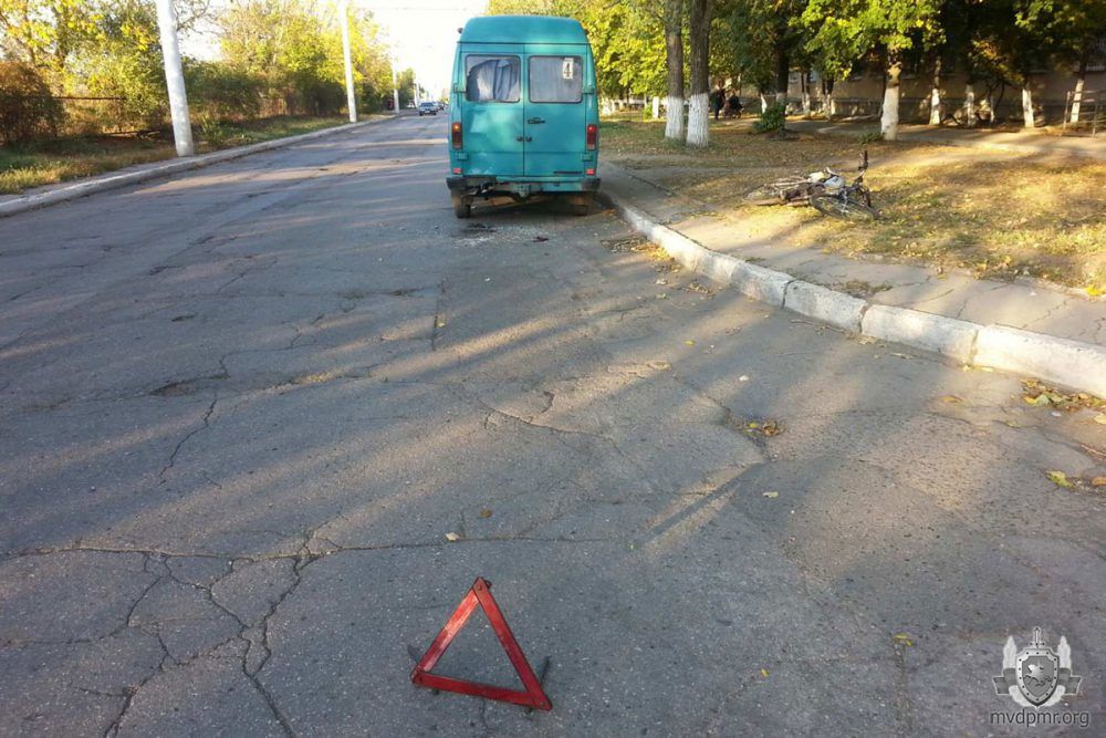В Бендерах пьяный велосипедист влетел в маршрутку и попал в больницу.