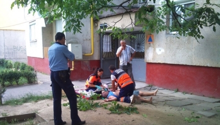 Un bărbat din capitală de 51 de ani și-a pus capăt zilelor aruncându-se în gol de la etajul șase al blocului în care locuia.