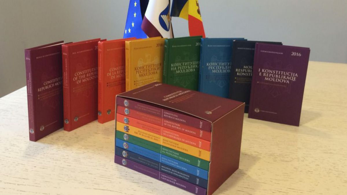 Constituția țării noastre a fost tradusă în limbile grupurilor etnice, precum și în alfabetul Braille. Foto: contcourt.md