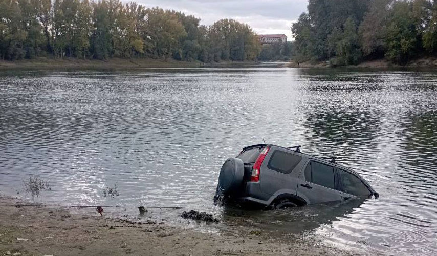 В Днестре со стороны Паркан обнаружили автомобиль с телами двух братьев.