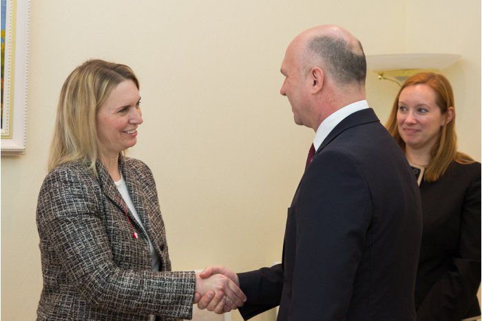 Бриджит Бринк приветствовала приоритеты правительства, отметив, что Вашингтон поддержит РМ.