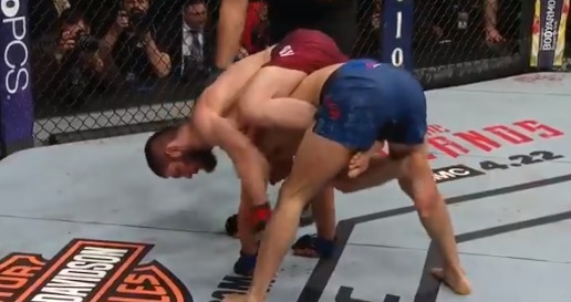 Российский боец стал чемпионом UFC в легком весе.
