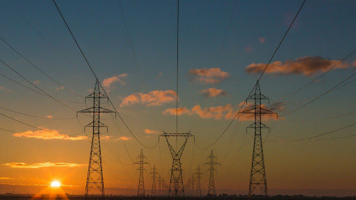 Riscul de întreruperi de energie electrică persistă: Depindem de capacitatea zilnică de import.