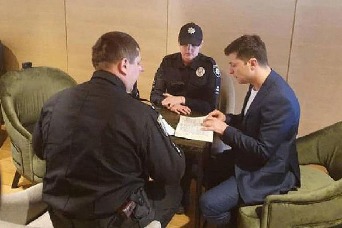 Зеленский объяснил полиции, почему показал заполненный бюллетень.