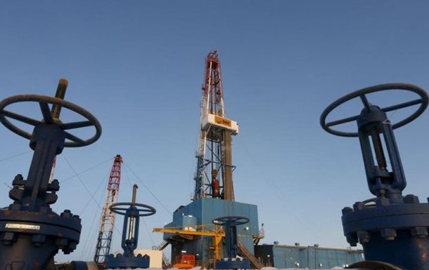 Избыток нефти давит на ее цены.