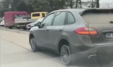 Un Porsche Cayenne fără anvelope, surprins pe străzile Chișinăului