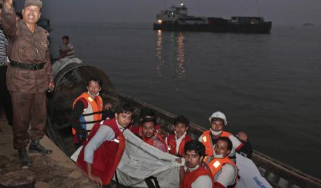 Cel puţin 65 de oameni au murit după ce un feribot plin cu pasageri s-a scufundat într-un râu din Bangladesh. Foto: jurnal.md