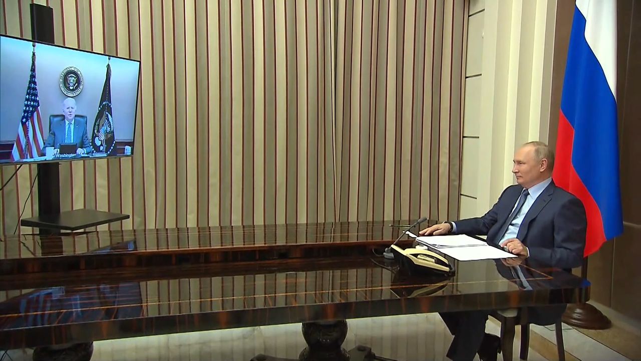 Кремль показал кадры беседы Путина и Байдена по видеосвязи.