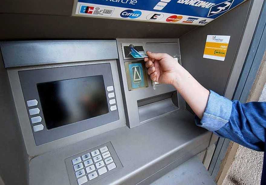 În 2015, valoarea operaţiunilor bancare a depăşit suma de 30 de miliarde de lei. Foto: canal2.md