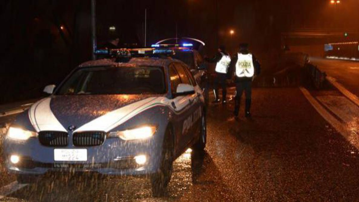Agentul poliției a încercat să rețină unul din hoți, care s-a dovedit a fi un moldovean de 25 de ani. Foto: corriere.it