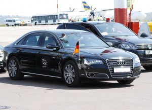 Suspectul ar fi aruncat în direcția maşinilor din coloană cu o sticlă, despre care se bănuieşte că ar fi conţinut substanţe explozibile.