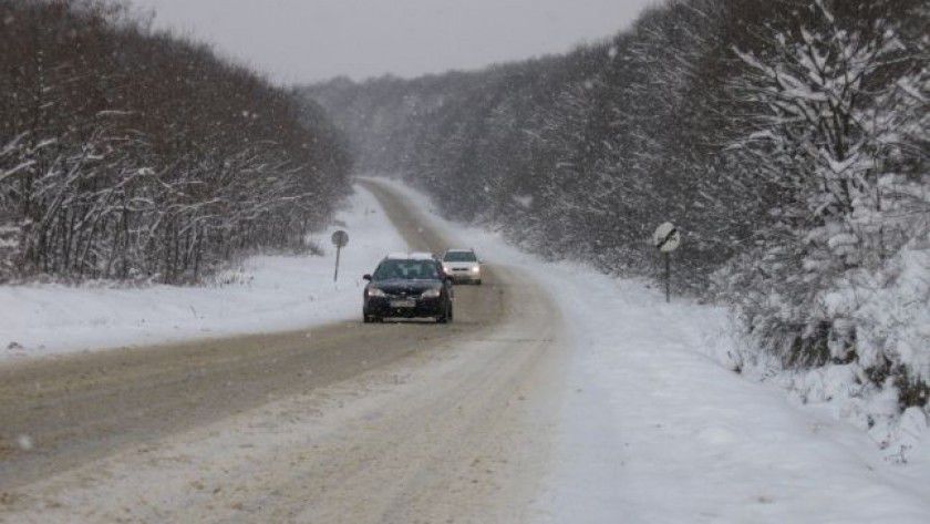 Pe parcursul nopții, au intervenit 12 autospeciale cu 29 de muncitori la curățarea drumurilor. Foto: img.inin.ro