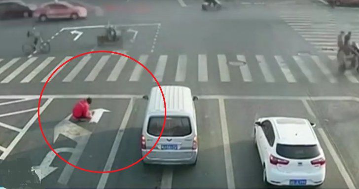 Un șofer a fost prins în timp ce își vopsea propriile semne de circulație în trafic.