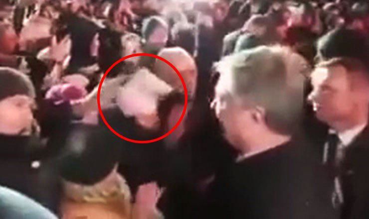 Пользователи Сети предположили, что Порошенко мог услышать что-то неприятное и решил таким образом «отомстить».