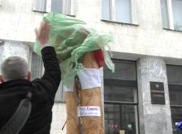 Anatol Matasaru, cunoscut pentru protestele sale ingenioase la Procuratura, a fost condamnat astazi la 2 ani de inchisoare cu suspendare pentru huliganism.