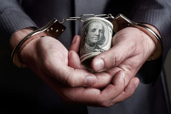 Полицейского из Сынжерей приговорили к пяти годам тюрьмы за взятку.