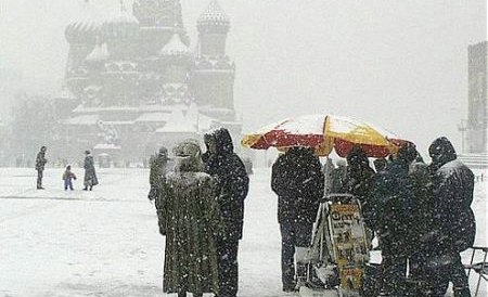 Ninsori abundente, însoţite de vânt puternic, au provocat haos în mai multe regiuni din Siberia şi Ural. 