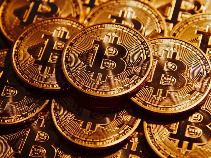 Bitcoin doboară un nou record: a trecut luni de 9.600 de dolari