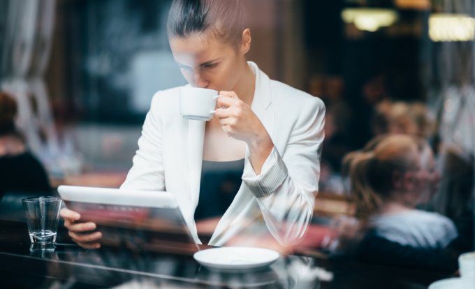 Cofeina împiedică secreția melatoninei, hormonul care pregătește corpul pentru somn.
