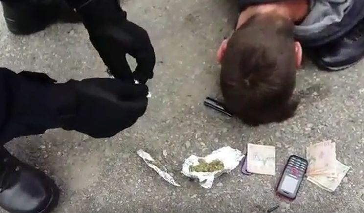 Au fugit de ochii lumii și au dat de-a polițiștilor: Prinși în timp ce se drogau. Foto simbol: Vocea Valcii