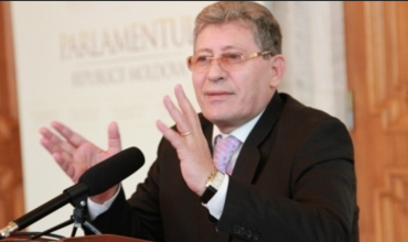 Politicianul scrie că în cântec în rolul principal este un personaj îmbrăcat în verde, care cade primul şi îi trage în jos pe ceilalţi doi.