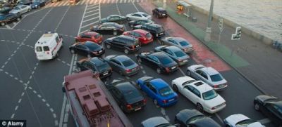 Noua modă în materie de transport pentru miliardarii ruși, sătui de traficul paralizat din Moscova este de a circula cu ambulanța.