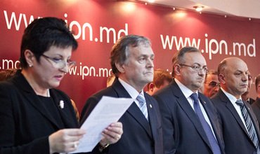  Cei prezenți au apreciat drept gravă situația în care se află acum Partidul Liberal, din cauza liderului, și susțin că schimbările vor aduce la restabilirea ordinii.