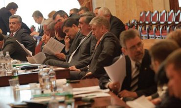 Депутаты, недовольные определенными проектами, включенными в повестку дня заседания парламента, смогут не присутствовать на пленуме в знак протеста. 