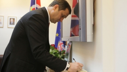 Vlad Filat a lăsat astăzi un mesaj în Cartea de condoleanţe, deschisă de Ambasada Regatului Unit şi al Irlandei de Nord în R. Moldova, în memoria fostului premier, Margaret Thatcher. 