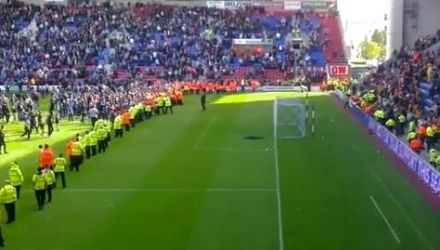 Sute de suporteri ale lui Wigan au ieşit pe teren pentru a sărbători victoria cu 3-2,