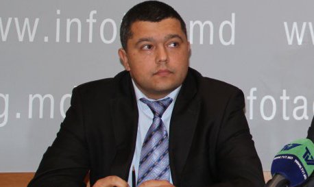 7 человек, включая 4 таможенников были задержаны после обысков, проведенных вчера прокурорами в структурах Таможенной службы. 