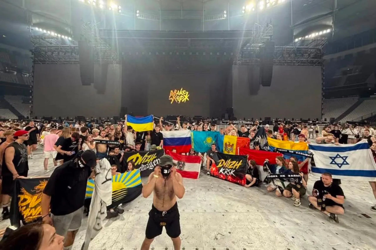 La concertul lui Max Korj, fanii cu steagurile Moldovei, Rusiei și Ucrainei au dansat împreună.