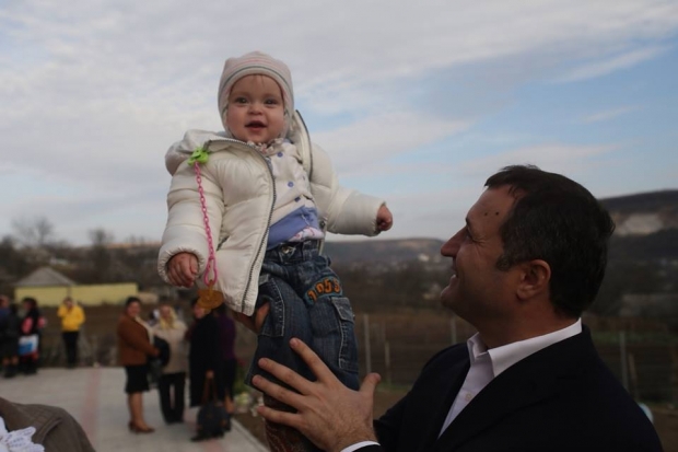 De când nu mai deţine o funcţie de stat, liderul Partidului Liberal Democrat din R. Moldova, Vlad Filat, "colindă" ţara în lung şi în lat.