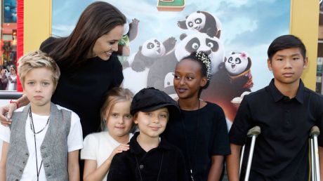 Angelina Jolie și copiii încep ședințele de terapie. Foto: elle.com