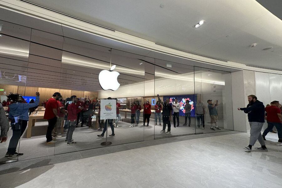 Почти миллиард человек по всему миру регулярно платят Apple.
