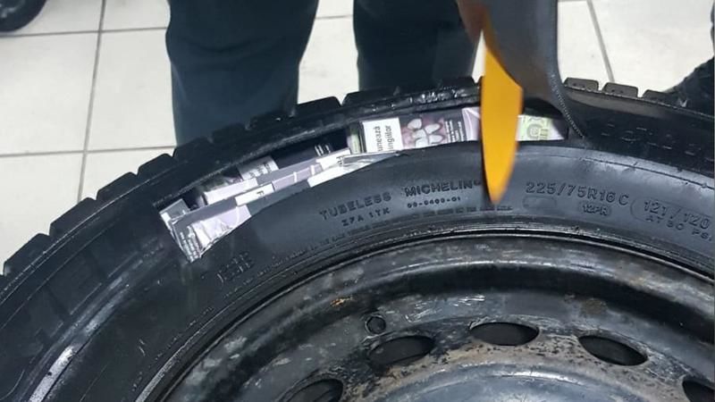 Молдаванин спрятал около 500 пачек сигарет в запасном колесе машины.