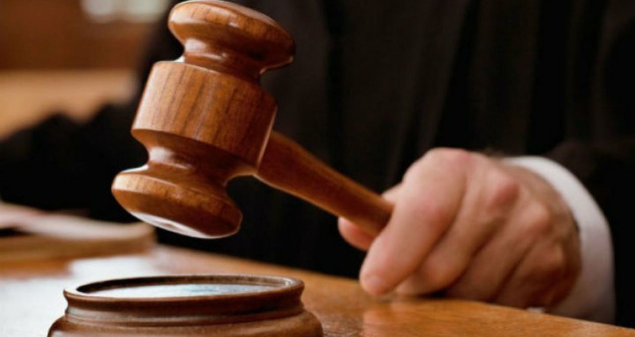 Судья, обвиняемый в получении взятки, требует восстановления в должности.