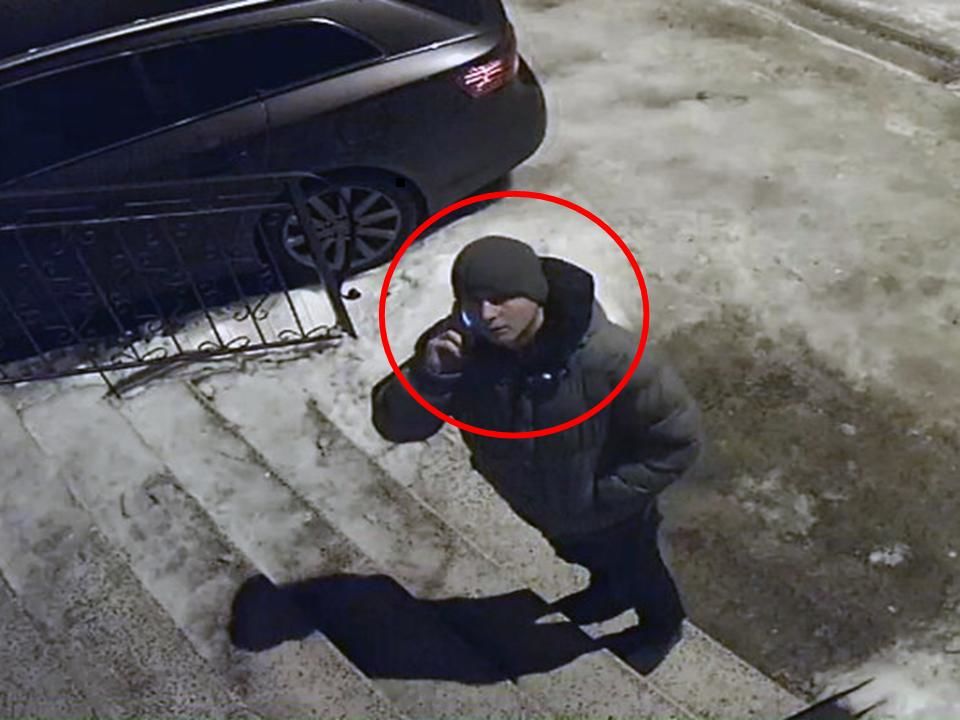 Poliția îl caută: A furat bunuri materiale din blocuri de locuit