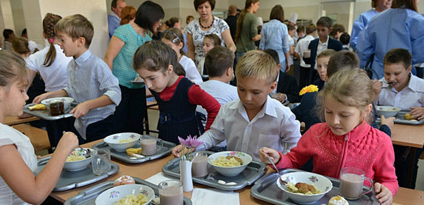Качество продуктов питания, поставляемых школам и  детским садам, должно соответствовать информации, из­ложенной на  этикетке. 