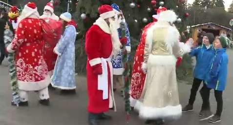 Десятки экономических агентов, одетых в Дедов Морозов и Снегурочек, собрались выразить недовольство решением местных властей.